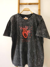 Cargar imagen en el visor de la galería, Remera Corazón Florecido