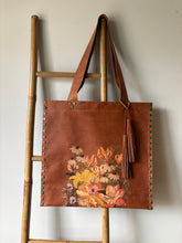Cargar imagen en el visor de la galería, Cartera Cuero natural Floral
