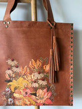Cargar imagen en el visor de la galería, Cartera Cuero natural Floral
