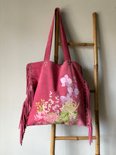 Cargar imagen en el visor de la galería, Cartera Rosa Floral
