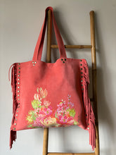 Cargar imagen en el visor de la galería, Cartera Fucsia con Flores
