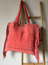 Cargar imagen en el visor de la galería, Cartera Fucsia con Flores
