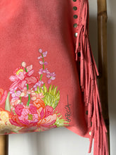 Cargar imagen en el visor de la galería, Cartera Fucsia con Flores

