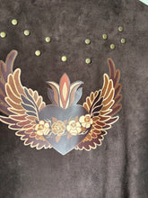 Cargar imagen en el visor de la galería, Chaleco Corazón con Alas Chocolate
