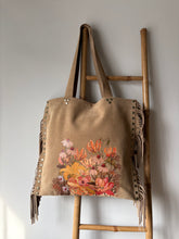 Cargar imagen en el visor de la galería, Cartera Beige Floral
