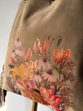 Cargar imagen en el visor de la galería, Cartera Beige Floral
