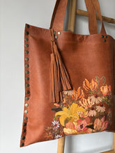 Cargar imagen en el visor de la galería, Cartera Cuero Natural Flores
