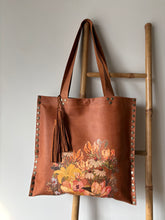 Cargar imagen en el visor de la galería, Cartera Cuero Natural Flores
