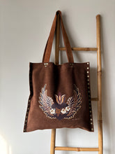 Cargar imagen en el visor de la galería, Cartera de Cuero Corazón con alas
