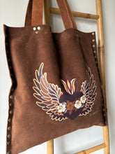 Cargar imagen en el visor de la galería, Cartera de Cuero Corazón con alas
