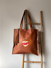 Cargar imagen en el visor de la galería, Cartera de Cuero Corazón Alado

