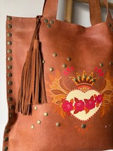 Cargar imagen en el visor de la galería, Cartera de Cuero Corazón Alado
