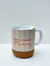 Cargar imagen en el visor de la galería, Taza Frida Rayas Rosa - Tapa y apoyo antideslizante
