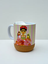 Cargar imagen en el visor de la galería, Taza Frida Rayas Rosa - Tapa y apoyo antideslizante
