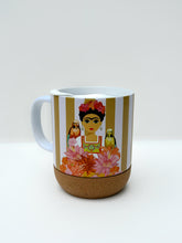 Cargar imagen en el visor de la galería, Taza Frida Rayas Marrón - Tapa y apoyo antideslizante
