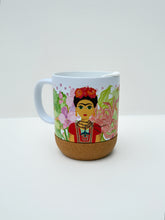 Cargar imagen en el visor de la galería, Taza Frida Flores Vibrantes  - Tapa y apoyo antideslizante
