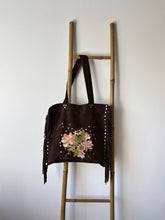 Cargar imagen en el visor de la galería, Cartera de cuero marrón flores
