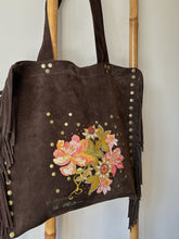 Cargar imagen en el visor de la galería, Cartera de cuero marrón flores
