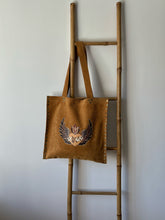 Cargar imagen en el visor de la galería, Cartera de cuero corazón
