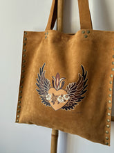 Cargar imagen en el visor de la galería, Cartera de cuero corazón
