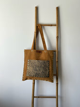 Cargar imagen en el visor de la galería, Cartera de cuero corazón
