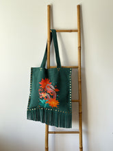 Cargar imagen en el visor de la galería, Cartera de cuero dragón flores
