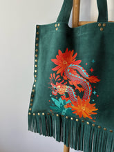 Cargar imagen en el visor de la galería, Cartera de cuero dragón flores
