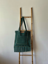 Cargar imagen en el visor de la galería, Cartera de cuero dragón flores
