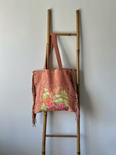 Cargar imagen en el visor de la galería, Cartera de cuero rosado flores
