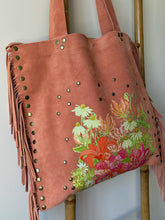 Cargar imagen en el visor de la galería, Cartera de cuero rosado flores
