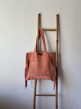 Cargar imagen en el visor de la galería, Cartera de cuero rosado flores
