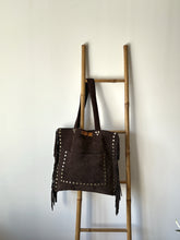 Cargar imagen en el visor de la galería, Cartera de cuero marrón flores
