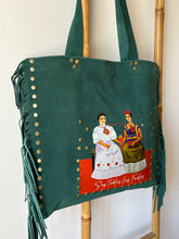 Cargar imagen en el visor de la galería, Cartera de cuero Dos Fridas
