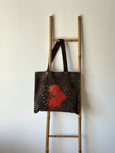 Cargar imagen en el visor de la galería, Cartera de cuero flores
