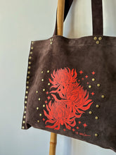 Cargar imagen en el visor de la galería, Cartera de cuero flores
