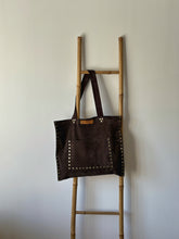 Cargar imagen en el visor de la galería, Cartera de cuero flores
