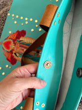 Cargar imagen en el visor de la galería, Cartera de cuero turquesa

