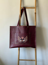 Cargar imagen en el visor de la galería, Cartera de Cuero Cherry - Corazón con Alas
