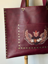 Cargar imagen en el visor de la galería, Cartera de Cuero Cherry - Corazón con Alas
