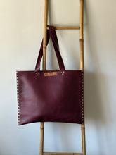 Cargar imagen en el visor de la galería, Cartera de Cuero Cherry - Corazón con Alas
