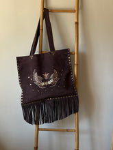 Cargar imagen en el visor de la galería, Cartera de Cuero Chocolate y Print - Corazón con Alas

