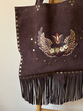 Cargar imagen en el visor de la galería, Cartera de Cuero Chocolate y Print - Corazón con Alas
