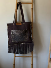 Cargar imagen en el visor de la galería, Cartera de Cuero Chocolate y Print - Corazón con Alas
