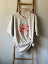 Cargar imagen en el visor de la galería, Remera Oversize - Flor
