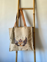 Cargar imagen en el visor de la galería, Cartera de Cuero Camel y Print - Corazón con Alas
