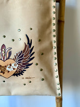Cargar imagen en el visor de la galería, Cartera de Cuero Camel y Print - Corazón con Alas
