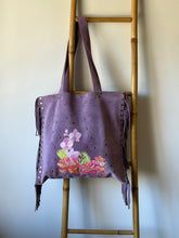 Cargar imagen en el visor de la galería, Cartera de Cuero Lila - Floral

