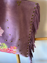Cargar imagen en el visor de la galería, Cartera de Cuero Lila - Floral
