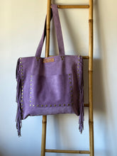 Cargar imagen en el visor de la galería, Cartera de Cuero Lila - Floral
