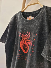 Cargar imagen en el visor de la galería, Remera Corazón Florecido
